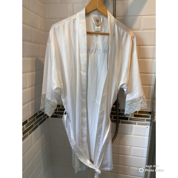 In the Bloom by Jonquil “the Mrs” bridal robe - Picture 12 of 13